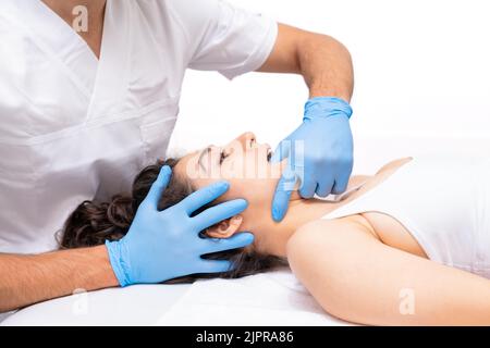 Paziente sottoposto a terapia biodinamica craniosacrale. Manipolazione dell'osteopatia. Foto Stock