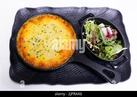 tradizionale torta inglese cottage con insalata di foglie miste Foto Stock