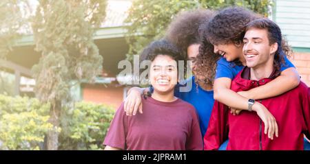 Gruppo di amici millennial che si divertono al partito del cortile - giovani felici che ridono - concetto di amicizia con ragazzi e ragazze insieme Foto Stock