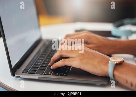 Le donne hanno la mano di digitare su un notebook, scrivere un'e-mail o navigare nei social media e nelle banche. Primo piano delle mani femminili su un computer alla ricerca di scorte Foto Stock