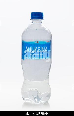 Calgary, Alberta, Canada. 19 agosto 2022. Una bottiglia di acqua Aquafina da 591 ml su fondo bianco. Foto Stock