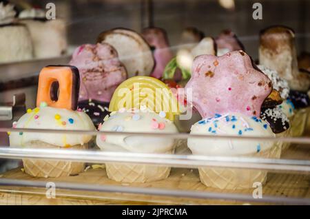 Novi Sad, Serbia, 12 luglio 2019. Torte nella finestra di una pasticceria in Serbia, in primo piano. Foto Stock
