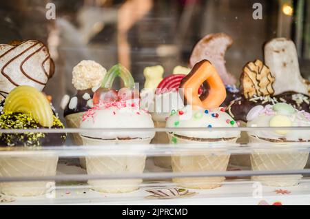 Novi Sad, Serbia, 12 luglio 2019. Torte nella finestra di una pasticceria in Serbia, in primo piano. Foto Stock