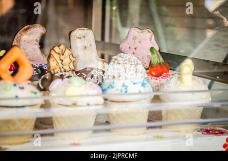 Novi Sad, Serbia, 12 luglio 2019. Torte nella finestra di una pasticceria in Serbia, in primo piano. Foto Stock