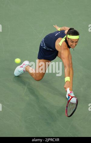 18 settembre 2022, Mason, OH, USA: Western and Southern Open Tennis, Mason, OH - Caroline Garcia gioca una palla contro Jessica Pegula. 19 agosto 2022 - Foto di Wally nell/ZUMA Press (Credit Image: © Wally nell/ZUMA Press Wire) Foto Stock