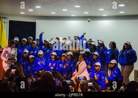 Bogota, Colombia, 19th ago 2022. il vicepresidente della Colombia scatta una foto con le 35 bambine che visiteranno il centro spaziale della NASA come parte dell'evento "She's an Astronautic Program" che si terrà a Bogotà, in Colombia, il 19 agosto 2022. 35 ragazze colombiane di 21 dipartimenti della Colombia si recheranno al Centro spaziale della NASA come parte della seconda missione in programma. Photo by: Chepa Beltran/Long Visual Press Credit: Long Visual Press/Alamy Live News Foto Stock