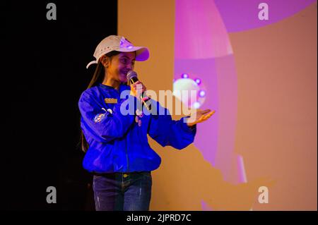 Bogota, Colombia, 19th ago 2022. Una bambina presenta l'evento come parte dell'evento "She's an Astronauts Program" che si terrà a Bogotà, Colombia, il 19 agosto 2022. 35 ragazze colombiane di 21 dipartimenti della Colombia si recheranno al Centro spaziale della NASA come parte della seconda missione in programma. Photo by: Chepa Beltran/Long Visual Press Credit: Long Visual Press/Alamy Live News Foto Stock