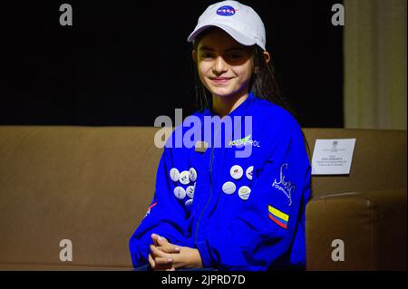 Bogota, Colombia, 19th ago 2022. Una bambina indossa una giacca "She's an Astronautic" come parte dell'evento "She's an Astronautic Program" a Bogotà, Colombia, il 19 agosto 2022. 35 ragazze colombiane di 21 dipartimenti della Colombia si recheranno al Centro spaziale della NASA come parte della seconda missione in programma. Photo by: Chepa Beltran/Long Visual Press Credit: Long Visual Press/Alamy Live News Foto Stock