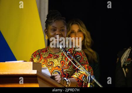 Bogota, Colombia, 19th ago 2022. Il vice presidente della Colombia Francia Marquez dà un saluto di addio come parte dell'evento "She's an Astronauts Program" a Bogotà, Colombia, il 19 agosto 2022. 35 ragazze colombiane di 21 dipartimenti della Colombia si recheranno al Centro spaziale della NASA come parte della seconda missione in programma. Photo by: Chepa Beltran/Long Visual Press Credit: Long Visual Press/Alamy Live News Foto Stock