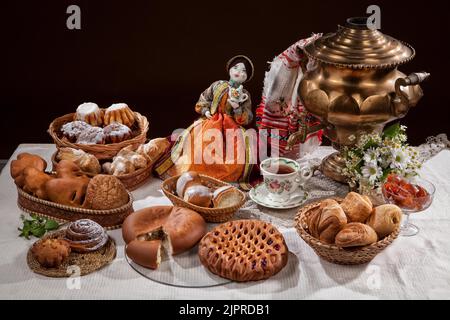 Ancora vita con diversi tipi di pane su una tovaglia Foto Stock