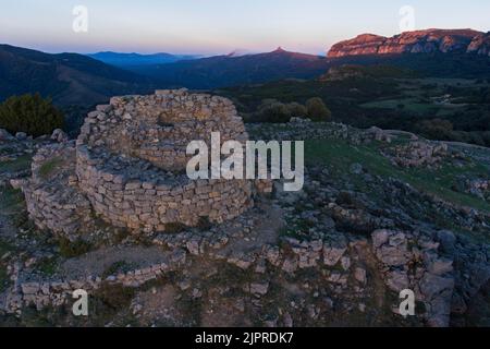 Nuraghe Ardasai o Nuraghe Montarbu, vista aerea in atmosfera serale, Parco Nazionale del Gennargentu, Sardegna, Italia Foto Stock