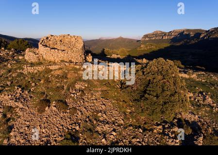 Nuraghe Ardasai o Nuraghe Montarbu, vista aerea in atmosfera serale, Parco Nazionale del Gennargentu, Sardegna, Italia Foto Stock