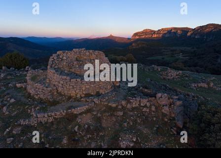 Nuraghe Ardasai o Nuraghe Montarbu, vista aerea in atmosfera serale, Parco Nazionale del Gennargentu, Sardegna, Italia Foto Stock