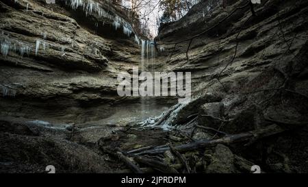 Cascata ghiacciata in inverno, lunga esposizione, Paehl, Lago Ammer, Germania Foto Stock