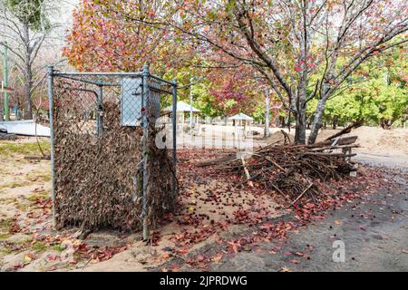 Fotografia dei danni alla riserva del parco dei traghetti di Wisemans dopo le inondazioni nel fiume Hawkesbury nella cittadina di Wisemans Ferry in Australia Foto Stock