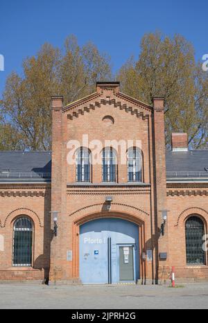 Gate 1, carcere di Ploetzensee, Friedrich-Olbrit-Damm, Charlottenburg-Nord, Berlino, Germania Foto Stock