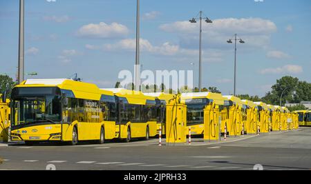 Punti di ricarica elettronica, deposito autobus BVG, Indira-Gandhi-Strasse, Hohenschoenhausen, Lichtenberg, Berlino, Germania Foto Stock