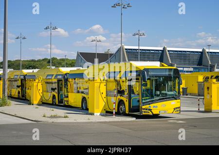 Punti di ricarica elettronica, deposito autobus BVG, Indira-Gandhi-Strasse, Hohenschoenhausen, Lichtenberg, Berlino, Germania Foto Stock