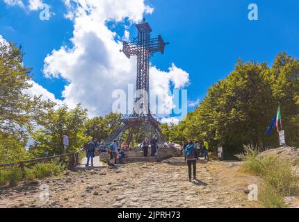 Monte Amiata (Italia) - in Val d'Orcia, Toscana, sorvola il monte Amiata, antico vulcano, oggi faggeto turistico con monumentale croce sommitale Foto Stock