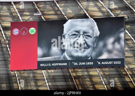 Memoriale, minuto di silenzio, lutto in onore del presidente Willi O. Hoffmann, tabellone, Allianz Arena, Monaco, Baviera, Germania Foto Stock