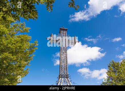 Monte Amiata (Italia) - in Val d'Orcia, Toscana, sorvola il monte Amiata, antico vulcano, oggi faggeto turistico con monumentale croce sommitale Foto Stock