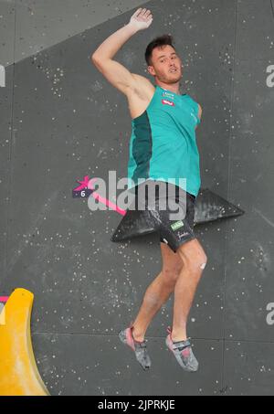 Monaco, Germania. 18th ago, 2022. Arrampicata: Campionati europei, Königsplatz, combinazione, uomini, boulder e piombo, Nicolai Uznik (Austria) bouldering. Credit: Soeren Stache/dpa/Alamy Live News Foto Stock