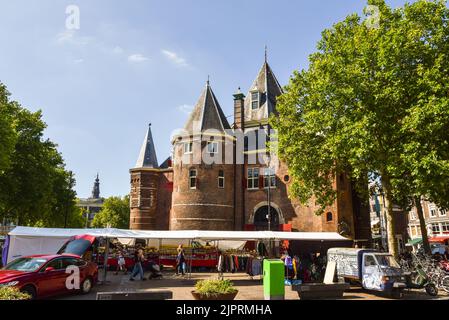 Amsterdam, Paesi Bassi. Agosto 2022. La pesatrice in piazza nieuwmarkt ad Amsterdam. Foto di alta qualità. Foto Stock