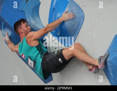 Monaco, Germania. 18th ago, 2022. Arrampicata: Campionati europei, Königsplatz, combinazione, uomini, boulder e piombo, Nicolai Uznik (Austria) bouldering. Credit: Soeren Stache/dpa/Alamy Live News Foto Stock