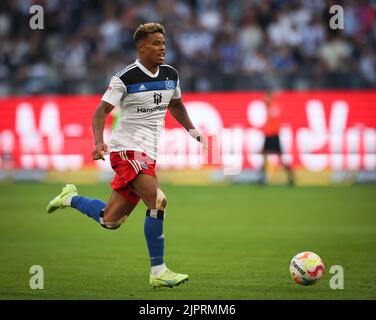 Amburgo, Germania. 19th ago, 2022. Calcio: 2nd Bundesliga, giorno 5, Hamburger SV - Darmstadt 98 a Volksparkstadion. Ransford-Yeboah Königsdörffer di Amburgo gioca la palla. Credit: Christian Charisius/dpa - NOTA IMPORTANTE: In conformità ai requisiti della DFL Deutsche Fußball Liga e del DFB Deutscher Fußball-Bund, è vietato utilizzare o utilizzare fotografie scattate nello stadio e/o della partita sotto forma di sequenze di immagini e/o serie di foto simili a video./dpa/Alamy Live News Foto Stock