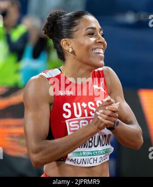 Monaco, Germania. 19th ago, 2022. Atletica: Campionati europei, Stadio Olimpico, 200m, donne, finale. Mujinga Kambundji dalla Svizzera celebra la medaglia d'oro. Credit: Sven Hoppe/dpa/Alamy Live News Foto Stock