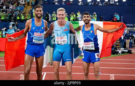 Monaco, Germania. 19th ago, 2022. Atletica: Campionati europei, Stadio Olimpico, 3000m, steeplechase, uomini, finale. Topo Raitanen (M) finlandese celebra la sua medaglia d'oro. Ahmed Abdelwahed (l) dall'Italia prende l'argento e Osama Zoghlami dall'Italia vince il bronzo. Credit: Sven Hoppe/dpa/Alamy Live News Foto Stock