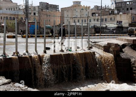 Sanaa. 19th ago, 2022. La foto scattata il 19 agosto 2022 mostra una strada allagata dopo una forte pioggia a Sanaa, Yemen. Credit: Mohammed Mohammed/Xinhua/Alamy Live News Foto Stock