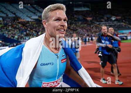 Monaco, Germania. 19th ago, 2022. Atletica: Campionati europei, Stadio Olimpico, 3000m, steeplechase, uomini, finale. Topo Raitanen, finlandese, celebra la sua medaglia d'oro. Credit: Sven Hoppe/dpa/Alamy Live News Foto Stock