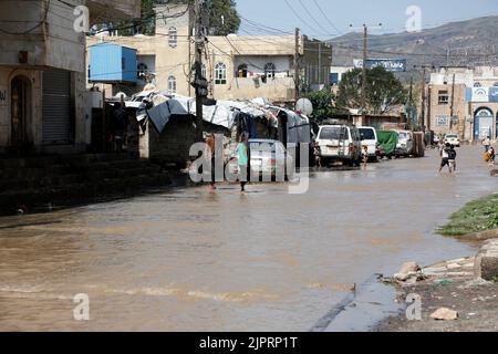 Sanaa. 19th ago, 2022. La foto scattata il 19 agosto 2022 mostra una strada allagata dopo una forte pioggia a Sanaa, Yemen. Credit: Mohammed Mohammed/Xinhua/Alamy Live News Foto Stock