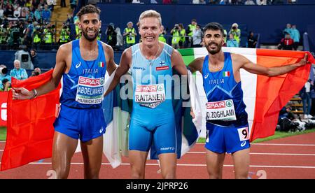 Monaco, Germania. 19th ago, 2022. Atletica: Campionati europei, Stadio Olimpico, 3000m, steeplechase, uomini, finale. Topo Raitanen (M) finlandese celebra la sua medaglia d'oro. Ahmed Abdelwahed (l) dall'Italia prende l'argento e Osama Zoghlami dall'Italia vince il bronzo. Credit: Sven Hoppe/dpa/Alamy Live News Foto Stock