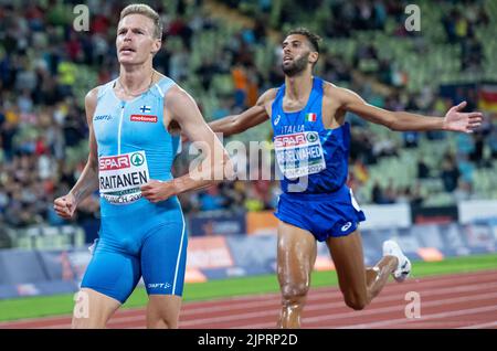 Monaco, Germania. 19th ago, 2022. Atletica: Campionati europei, Stadio Olimpico, 3000m, steeplechase, uomini, finale. Topi Raitanen (l) dalla Finlandia corre alla medaglia d'oro davanti ad Ahmed Abdelwahed dall'Italia. Credit: Sven Hoppe/dpa/Alamy Live News Foto Stock