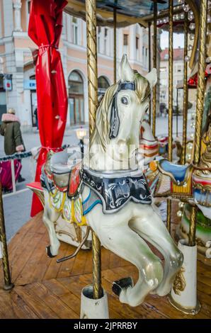 Novi Sad, Serbia - Dicembre 13. 2019: Centro di Novi Sad. Le decorazioni sul carosello per bambini con cavalli di legno Foto Stock