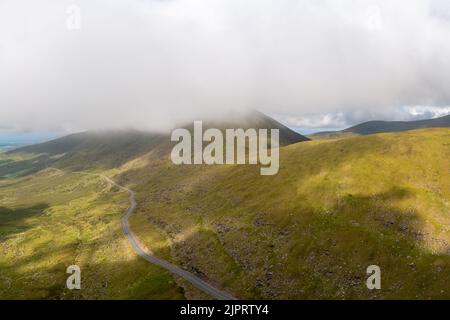 La ripida e tortuosa strada di montagna che porta alla cima del Passo di Connor sulla penisola di Dingle Foto Stock