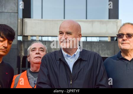 Londra, Regno Unito. 20th agosto 2022. Il segretario generale della RMT Mick Lynch si unisce alla linea del picket fuori dalla stazione di Euston mentre gli scioperi ferroviari colpiscono il Regno Unito. I lavoratori ferroviari e i membri sindacali hanno organizzato ulteriori walkouts sulla retribuzione. Credit: Vuk Valcic/Alamy Live News Foto Stock