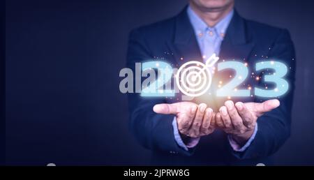 Obiettivo e obiettivo di business sul concetto di Capodanno 2023, con schermo virtuale 2023. Nuovi anni di business. Nuove idee in arrivo nel futuro. Foto Stock