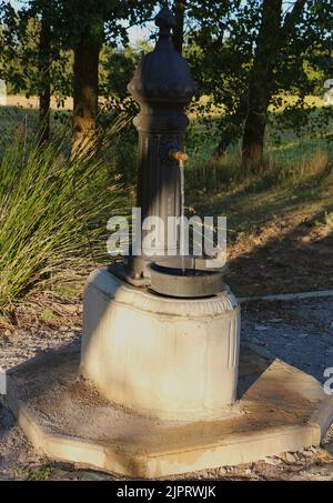 Sprecato acqua corrente da una fontana di acqua potabile bloccato aperto Lantadilla Palencia Castiglia e Leon Spagna Foto Stock