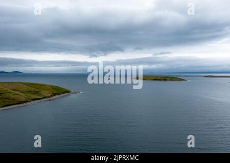 Vista di Clew Bay con il faro di Clare Island e drumlin sommerso in lontananza Foto Stock