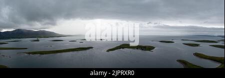 Un panorama delle isole ubriache di Clew Bay nella contea di Mayo con una tempesta di pioggia che si muove dentro Foto Stock