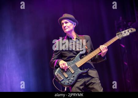 Oslo, Norvegia. 18th, agosto 2022. La rock band americana Toto ha tenuto un concerto dal vivo alla Vulkan Arena di Oslo. Qui il bassista John Pierce è visto dal vivo sul palco. (Photo credit: Gonzales Photo - Terje Dokken). Foto Stock