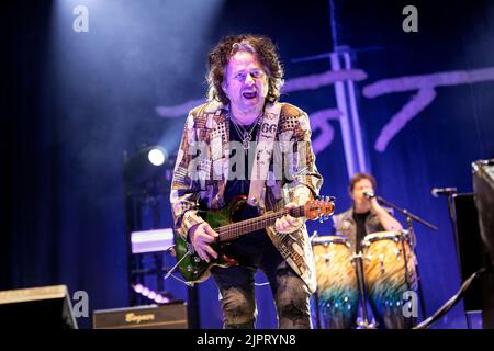 Oslo, Norvegia. 18th, agosto 2022. La rock band americana Toto ha tenuto un concerto dal vivo alla Vulkan Arena di Oslo. Qui il chitarrista Steve Lukather è visto dal vivo sul palco. (Photo credit: Gonzales Photo - Terje Dokken). Foto Stock