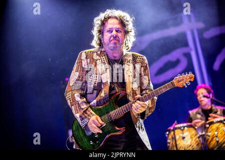 Oslo, Norvegia. 18th, agosto 2022. La rock band americana Toto ha tenuto un concerto dal vivo alla Vulkan Arena di Oslo. Qui il chitarrista Steve Lukather è visto dal vivo sul palco. (Photo credit: Gonzales Photo - Terje Dokken). Foto Stock