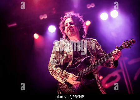 Oslo, Norvegia. 18th, agosto 2022. La rock band americana Toto ha tenuto un concerto dal vivo alla Vulkan Arena di Oslo. Qui il chitarrista Steve Lukather è visto dal vivo sul palco. (Photo credit: Gonzales Photo - Terje Dokken). Foto Stock