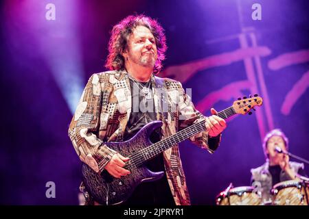 Oslo, Norvegia. 18th, agosto 2022. La rock band americana Toto ha tenuto un concerto dal vivo alla Vulkan Arena di Oslo. Qui il chitarrista Steve Lukather è visto dal vivo sul palco. (Photo credit: Gonzales Photo - Terje Dokken). Foto Stock