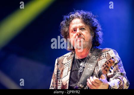 Oslo, Norvegia. 18th, agosto 2022. La rock band americana Toto ha tenuto un concerto dal vivo alla Vulkan Arena di Oslo. Qui il chitarrista Steve Lukather è visto dal vivo sul palco. (Photo credit: Gonzales Photo - Terje Dokken). Foto Stock