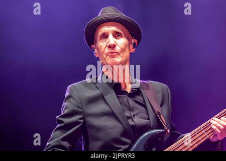 Oslo, Norvegia. 18th, agosto 2022. La rock band americana Toto ha tenuto un concerto dal vivo alla Vulkan Arena di Oslo. Qui il bassista John Pierce è visto dal vivo sul palco. (Photo credit: Gonzales Photo - Terje Dokken). Foto Stock